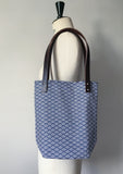 Sac bleu en toile / anses en cuir marron foncé : Vague bleue