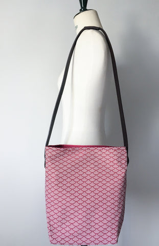 Sac rouge en toile / anse en cuir marron foncé : Vague rouge