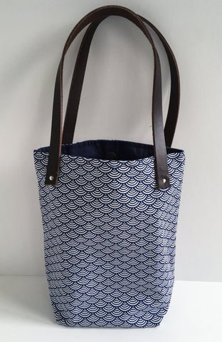 Sac bleu en toile / anses en cuir marron foncé : Vague bleue